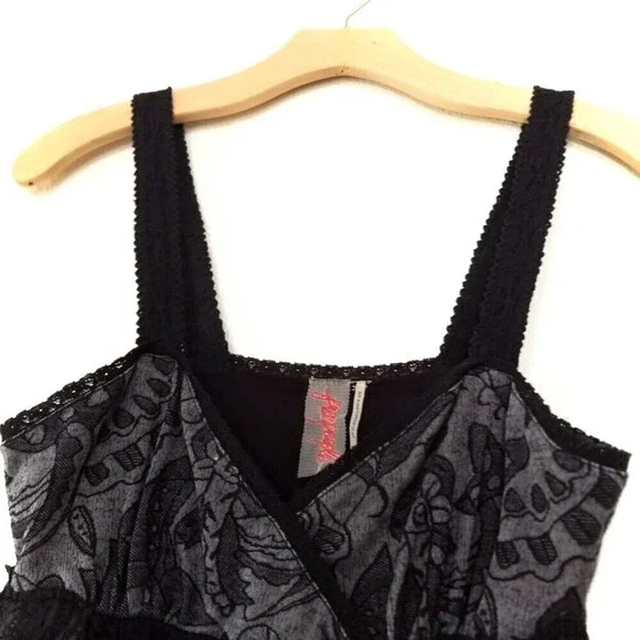 FREE PEOPLE 90's Cropped Surpluce Neck Baby Cami in Black Lace Womens Medium - Picture 3 of 7